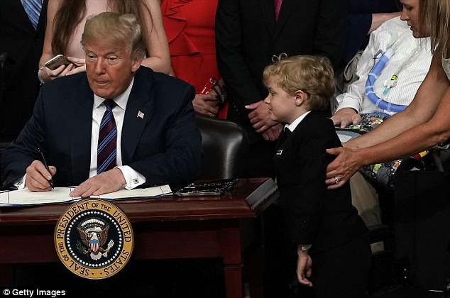 Cậu bé kiên nhẫn chờ để được ôm tổng thống Donald Trump trở thành ngôi sao sáng trên MXH Mỹ vì quá đáng yêu - Ảnh 2.