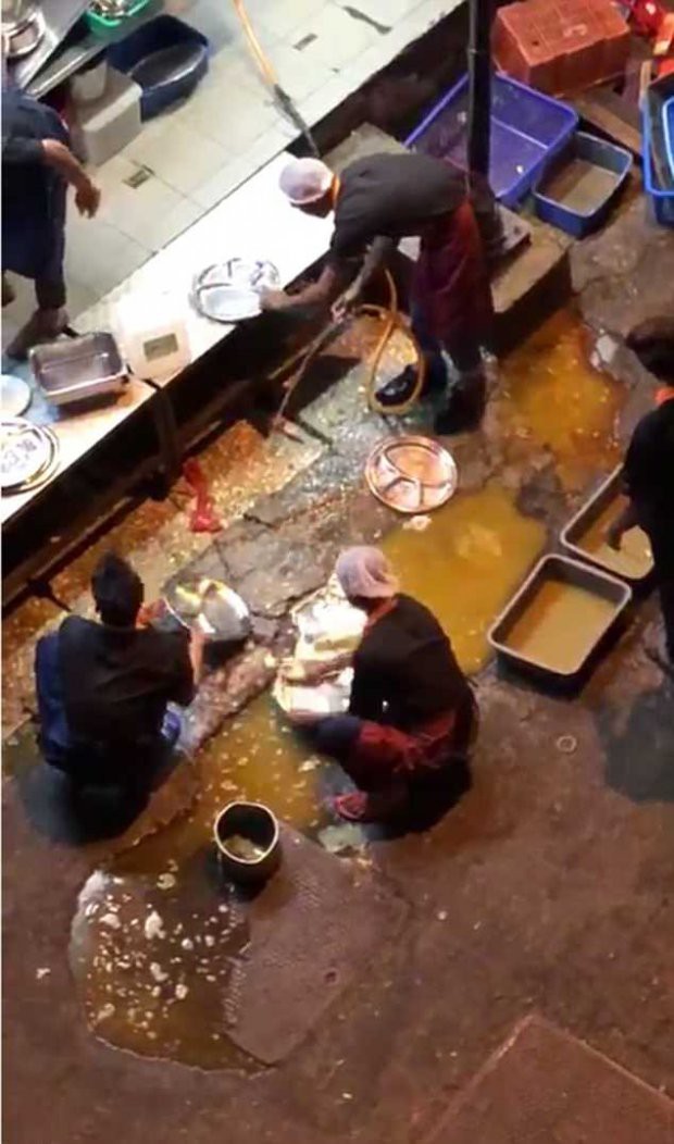 Kinh hãi cảnh nhà hàng rửa bát đĩa trong vũng nước bẩn ngoài đường - Ảnh 2.