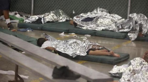 Sự thật sau những bức ảnh trẻ nhập cư bị nhốt trong lồng sắt ở Mỹ đang gây bão mạng - Ảnh 3.