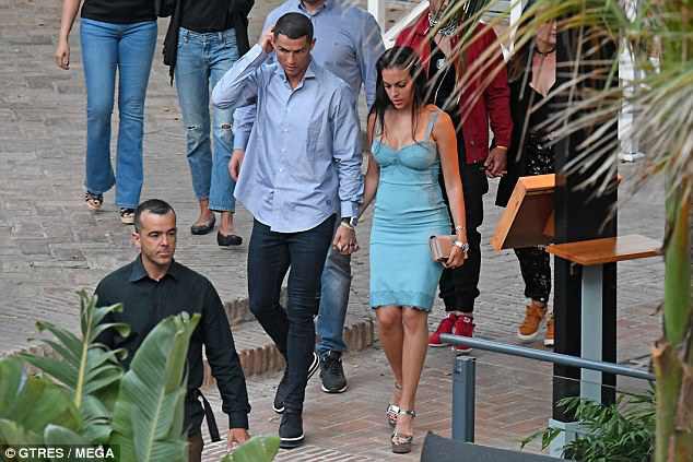 Georgina mặc váy trễ nải, nắm tay Ronaldo trên đường phố - Ảnh 3.