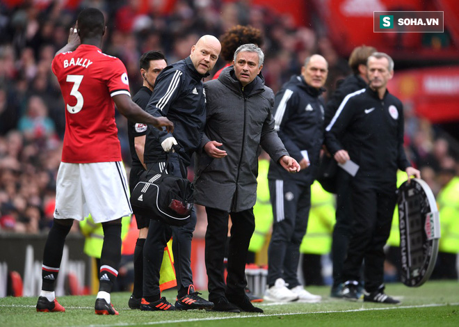 Quỷ đỏ chơi vơi, Mourinho khốn khổ vì không tìm được vệ sĩ trung thành - Ảnh 1.