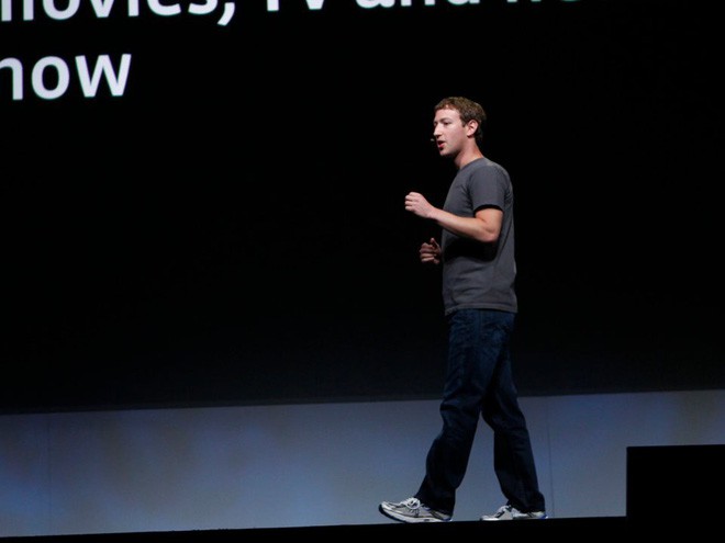 Sau 7 năm, cuối cùng Mark Zuckerberg cũng chịu thay combo áo xám-quần jeans thiếu muối huyền thoại - Ảnh 2.