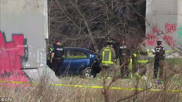 Cảnh sát Toronto đau đầu vì chiếc xe bí ẩn bỗng bị treo ngược dưới gầm cầu mà không rõ nguyên do - Ảnh 4.