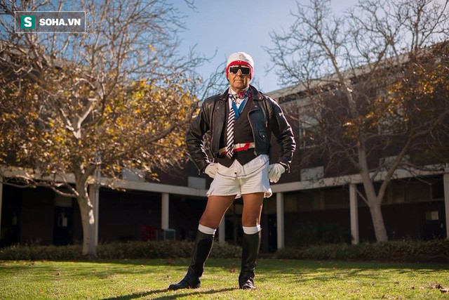 Giảng viên mặc quần đùi, đeo kính đen lên giảng đường - Ảnh 7.