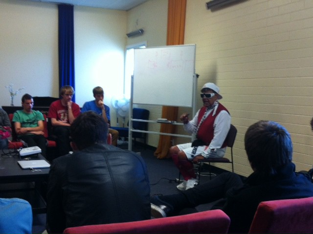 Giảng viên mặc quần đùi, đeo kính đen lên giảng đường - Ảnh 8.