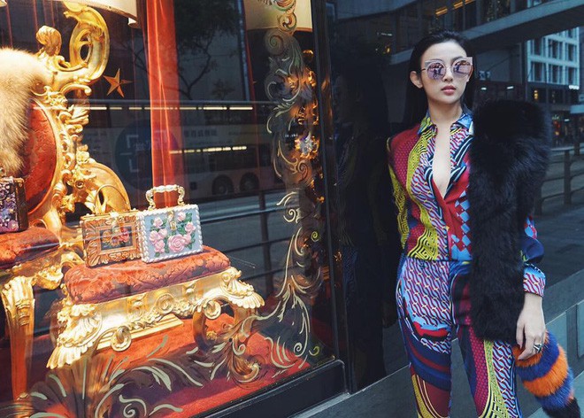 Sự thay đổi của các hotgirl sau khi lấy chồng đại gia: Từ cô nàng kẹo ngọt đến phu nhân sang chảnh - Ảnh 20. Sự thay đổi của các hotgirl sau khi lấy chồng đại gia: Từ cô nàng kẹo ngọt đến phu nhân sang chảnh - Ảnh 20.