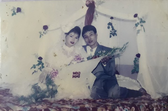 Cư dân mạng rủ nhau khoe ảnh cưới của bố mẹ ngày xưa: Cô dâu cực xinh còn chú rể phong độ ngút trời - Ảnh 3. Cư dân mạng rủ nhau khoe ảnh cưới của bố mẹ ngày xưa: Cô dâu cực xinh còn chú rể phong độ ngút trời - Ảnh 3.