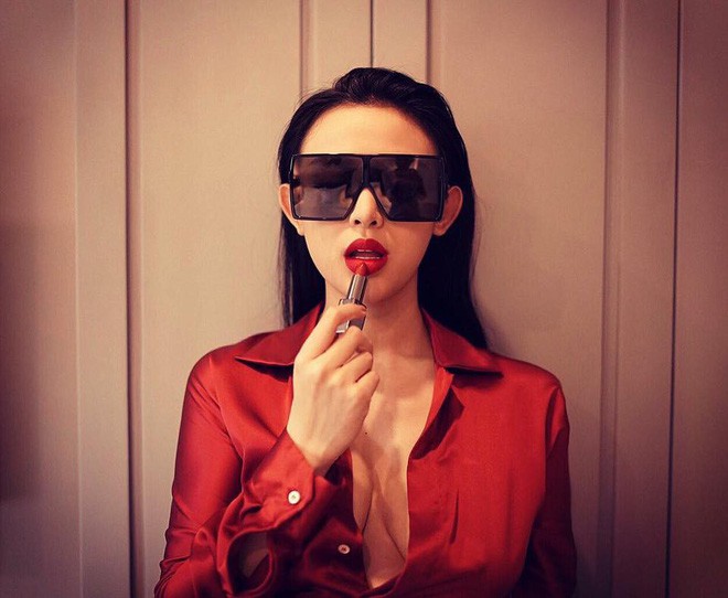 Sự thay đổi của các hotgirl sau khi lấy chồng đại gia: Từ cô nàng kẹo ngọt đến phu nhân sang chảnh - Ảnh 26. Sự thay đổi của các hotgirl sau khi lấy chồng đại gia: Từ cô nàng kẹo ngọt đến phu nhân sang chảnh - Ảnh 26.