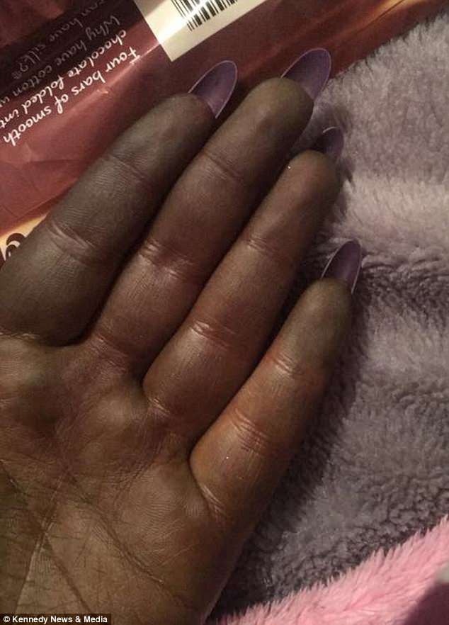 Sử dụng sản phẩm nhuộm da tạm thời, cô gái bỗng đổi màu sang xanh lá cây như người khổng lồ xanh Hulk - Ảnh 4. Sử dụng sản phẩm nhuộm da tạm thời, cô gái bỗng đổi màu sang xanh lá cây như người khổng lồ xanh Hulk - Ảnh 4.