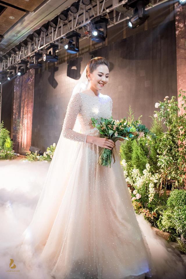 Sự thay đổi của các hotgirl sau khi lấy chồng đại gia: Từ cô nàng kẹo ngọt đến phu nhân sang chảnh - Ảnh 54. Sự thay đổi của các hotgirl sau khi lấy chồng đại gia: Từ cô nàng kẹo ngọt đến phu nhân sang chảnh - Ảnh 54.