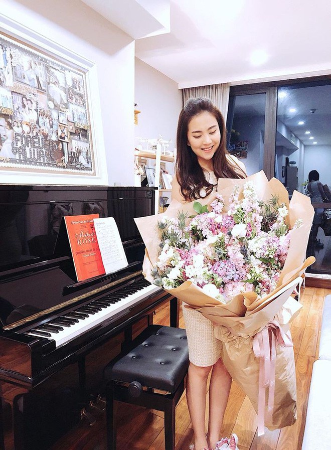 Sự thay đổi của các hotgirl sau khi lấy chồng đại gia: Từ cô nàng kẹo ngọt đến phu nhân sang chảnh - Ảnh 56. Sự thay đổi của các hotgirl sau khi lấy chồng đại gia: Từ cô nàng kẹo ngọt đến phu nhân sang chảnh - Ảnh 56.