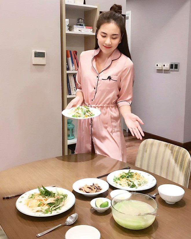 Sự thay đổi của các hotgirl sau khi lấy chồng đại gia: Từ cô nàng kẹo ngọt đến phu nhân sang chảnh - Ảnh 65. Sự thay đổi của các hotgirl sau khi lấy chồng đại gia: Từ cô nàng kẹo ngọt đến phu nhân sang chảnh - Ảnh 65.