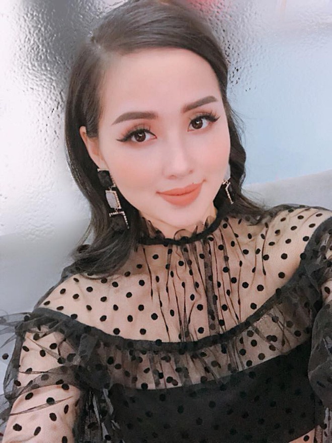 Sự thay đổi của các hotgirl sau khi lấy chồng đại gia: Từ cô nàng kẹo ngọt đến phu nhân sang chảnh - Ảnh 9. Sự thay đổi của các hotgirl sau khi lấy chồng đại gia: Từ cô nàng kẹo ngọt đến phu nhân sang chảnh - Ảnh 9.