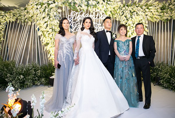 Cường Đô la hộ tống Đàm Thu Trang, Diệp Lâm Anh hạnh phúc hôn chồng - Ảnh 1. Cường Đô la hộ tống Đàm Thu Trang, Diệp Lâm Anh hạnh phúc hôn chồng - Ảnh 1.