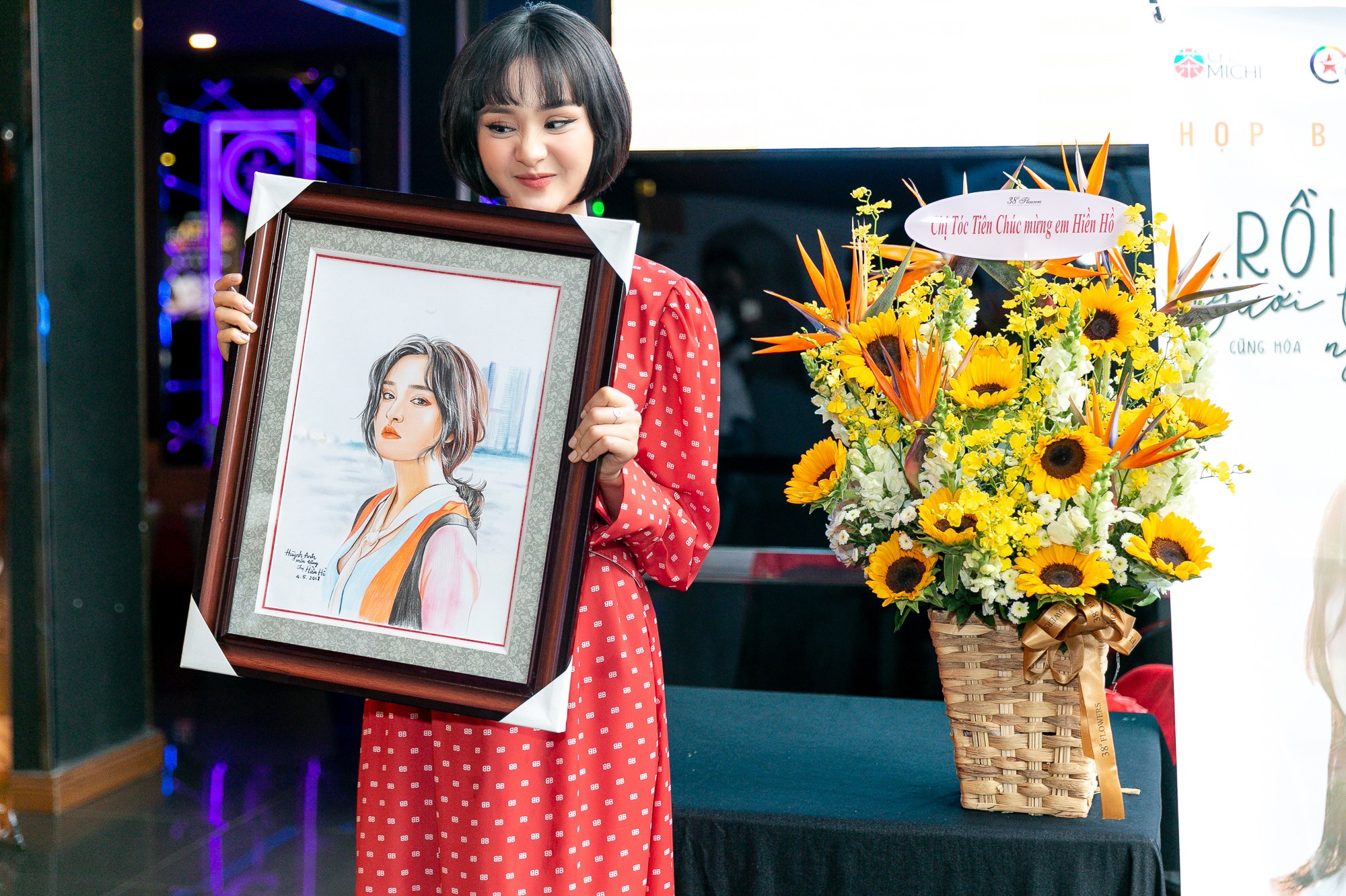 Hiền Hồ quấn qu&yacute;t b&ecirc;n nhạc sĩ đeo mặt nạ  - Ảnh 9.