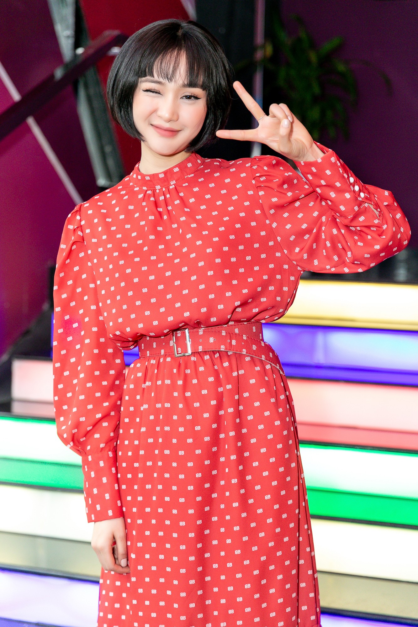 Hiền Hồ quấn qu&yacute;t b&ecirc;n nhạc sĩ đeo mặt nạ  - Ảnh 2.