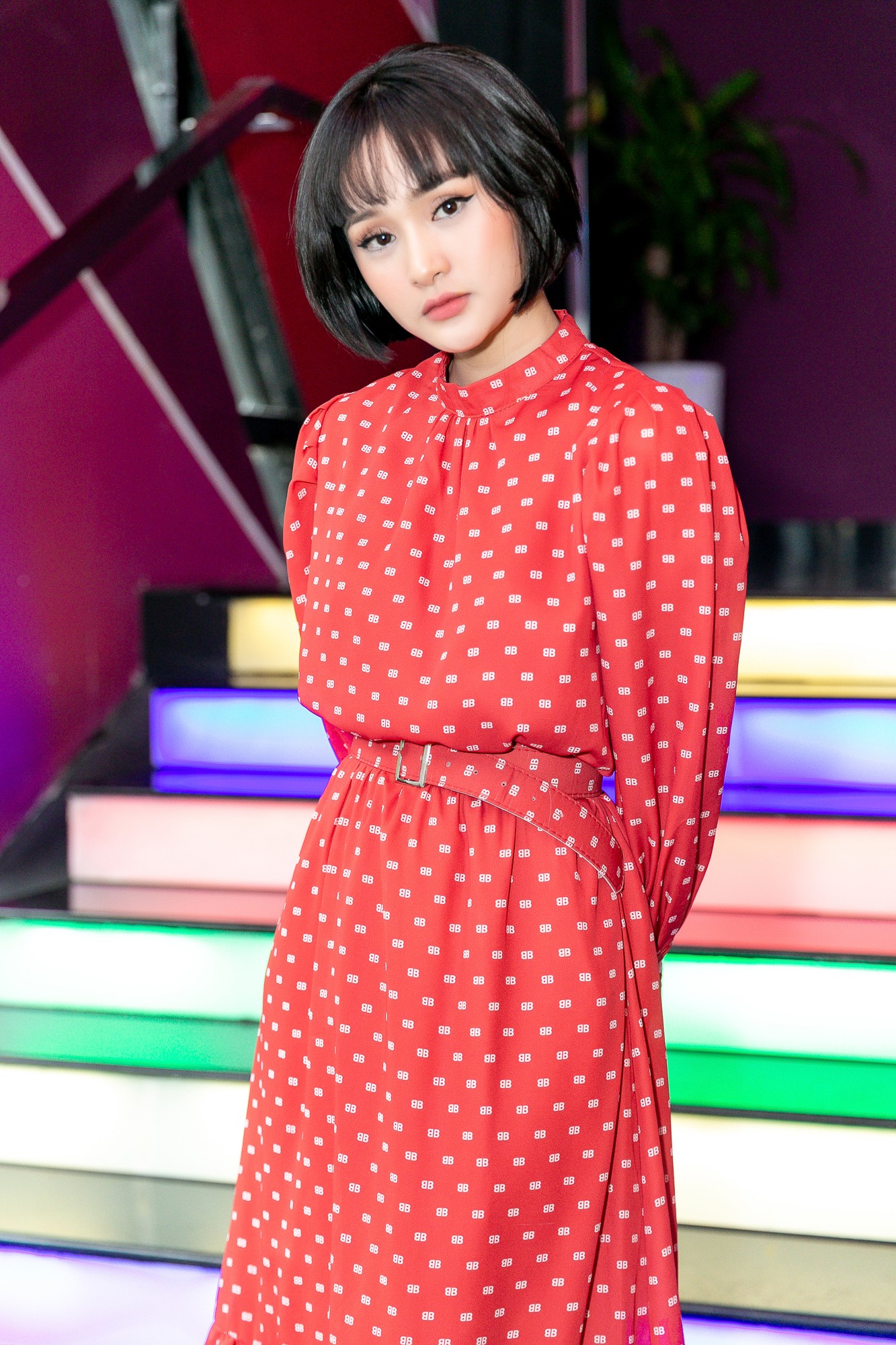 Hiền Hồ quấn qu&yacute;t b&ecirc;n nhạc sĩ đeo mặt nạ  - Ảnh 1.