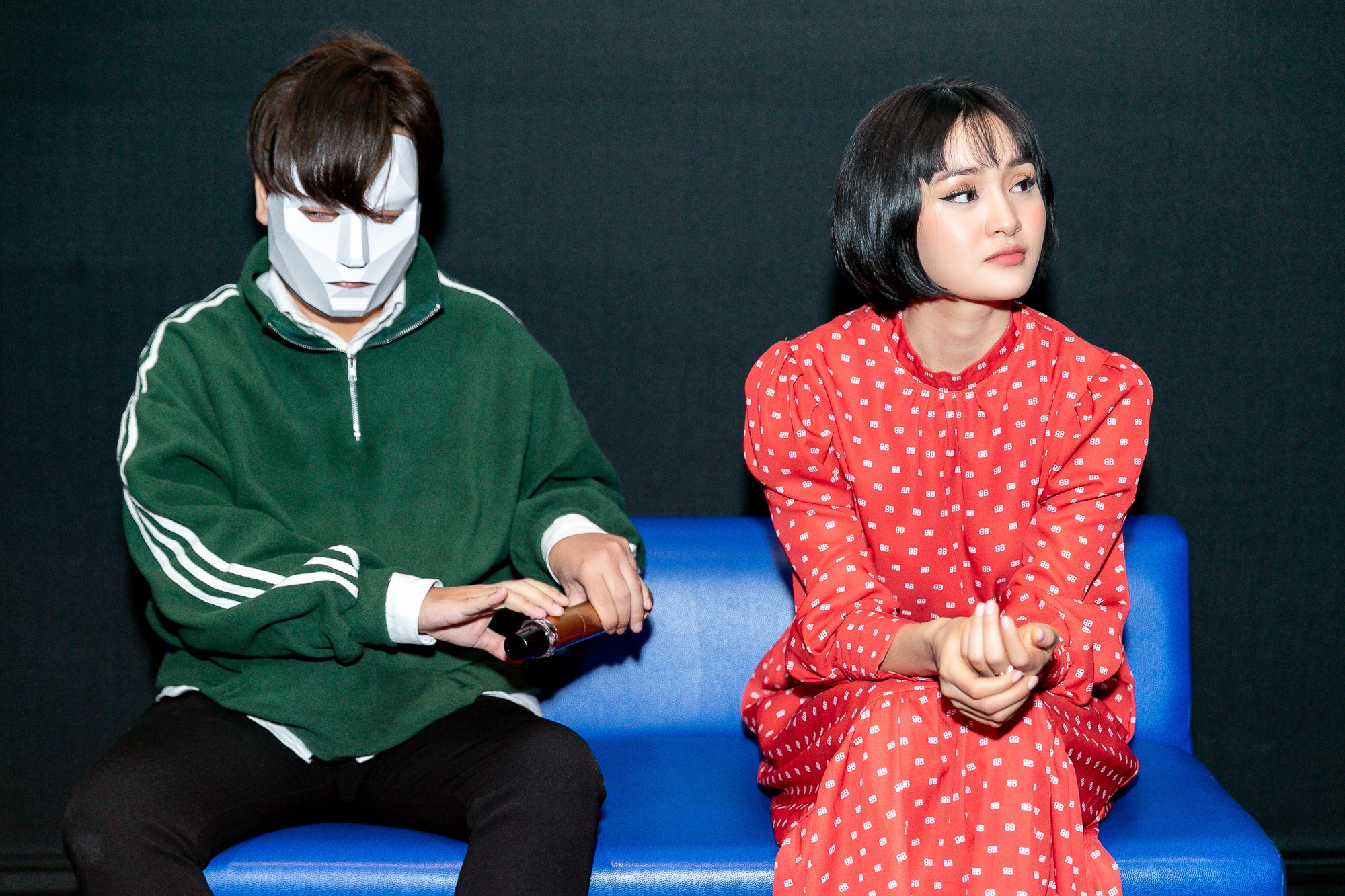 Hiền Hồ quấn qu&yacute;t b&ecirc;n nhạc sĩ đeo mặt nạ  - Ảnh 6.