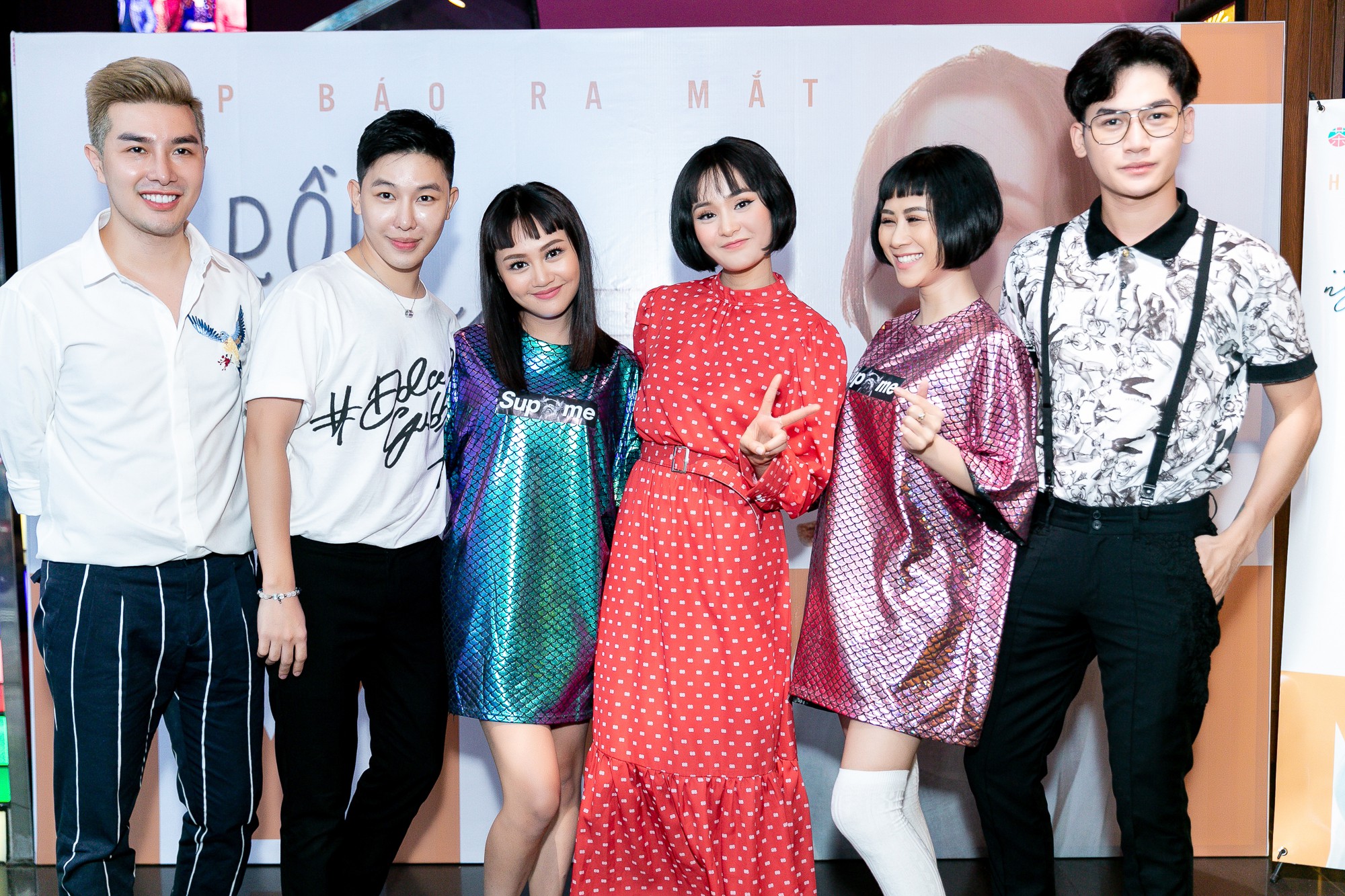 Hiền Hồ quấn qu&yacute;t b&ecirc;n nhạc sĩ đeo mặt nạ  - Ảnh 10.