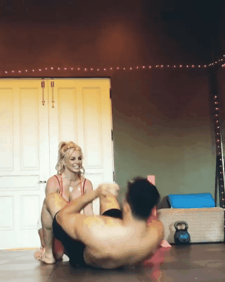 Hết nhảy sexy, Britney Spears lại gây sốt với clip vừa tập gym vừa hôn bạn trai kém 13 tuổi - Ảnh 1.