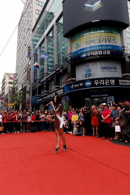 Kiko Chan tự tin hát ca khúc của Chi Pu trên đường phố Hàn Quốc  - Ảnh 4.