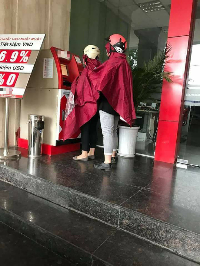 Hai nữ ninja phối hợp ăn ý để rút tiền khi trời đang mưa to khiến cư dân mạng bàng hoàng share vội - Ảnh 2.