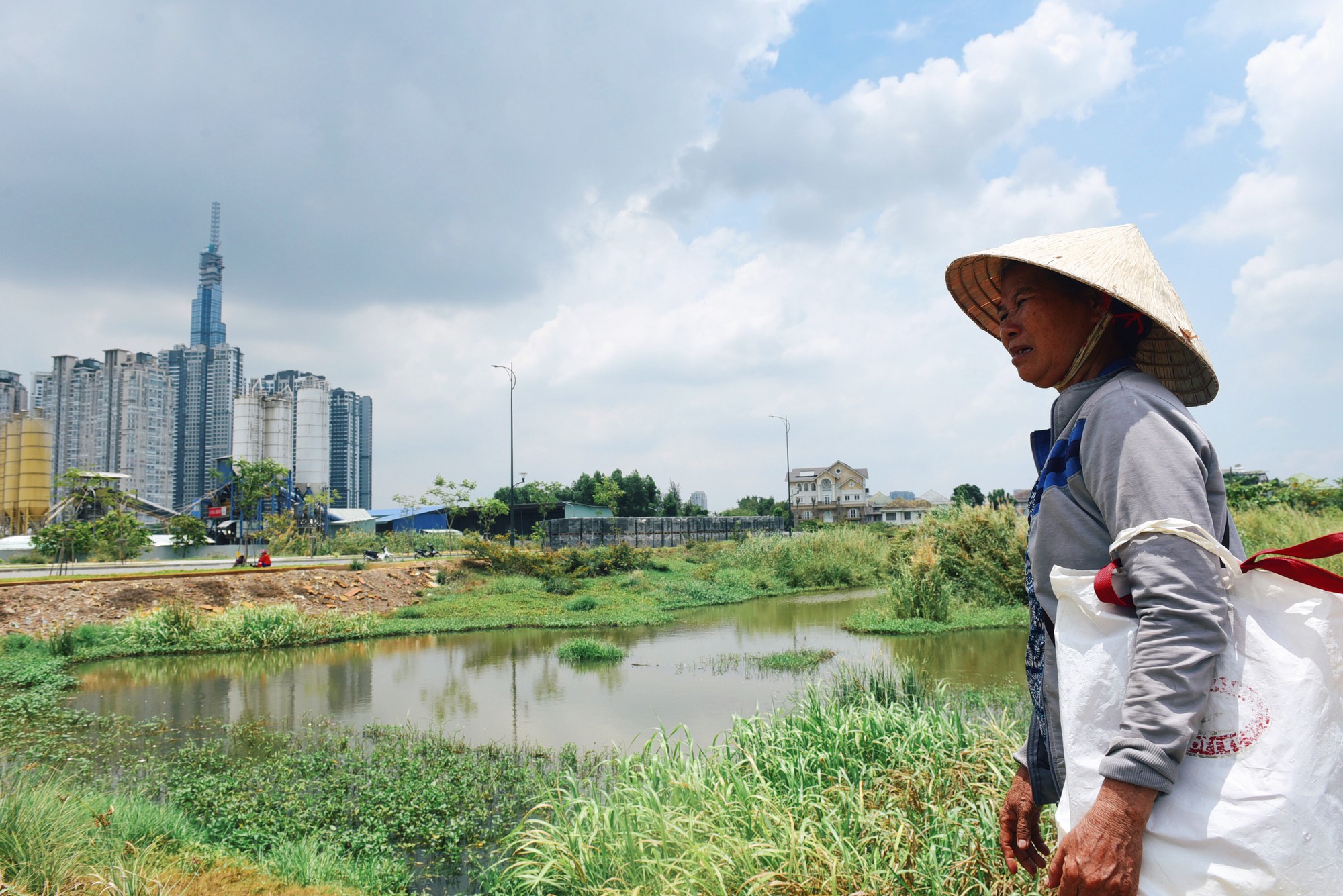 Người dân bám trụ Thủ Thiêm sống trơ trọi giữa những căn nhà đổ nát  - Ảnh 15.