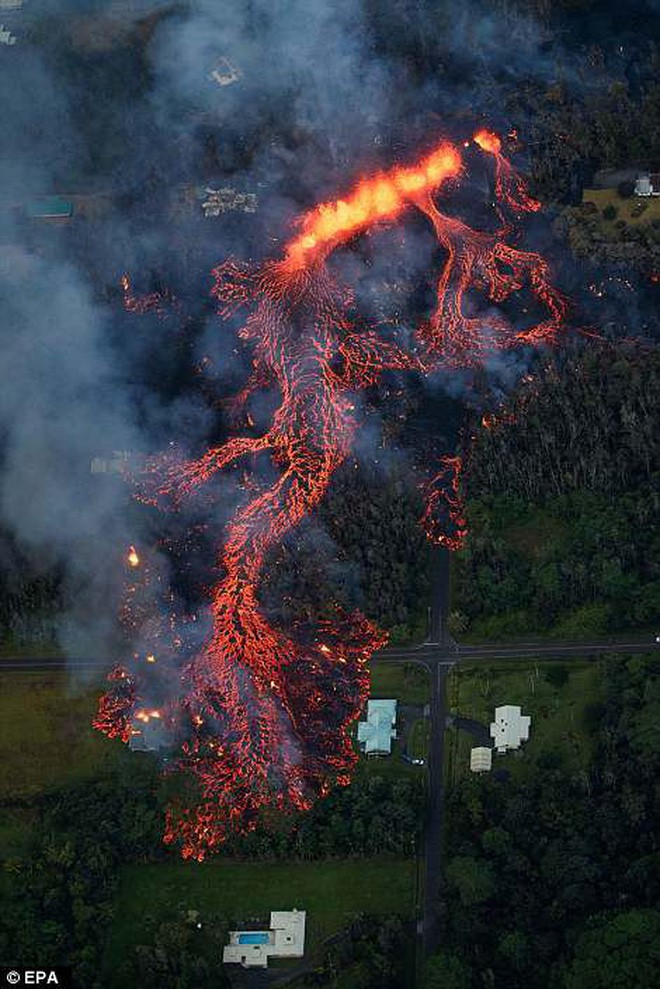 Dung nham phun trào cao tới 70m, nuốt chửng 30 căn nhà ở Hawaii: cảnh tượng từ trên cao nhìn như cổng địa ngục - Ảnh 7.