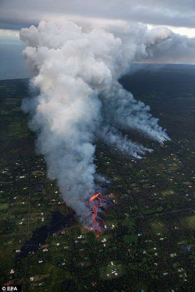 Dung nham phun trào cao tới 70m, nuốt chửng 30 căn nhà ở Hawaii: cảnh tượng từ trên cao nhìn như cổng địa ngục - Ảnh 8.