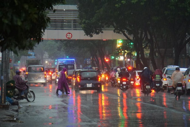 Mưa lớn, người Sài Gòn bật đèn xe chạy giữa ban ngày - Ảnh 1.