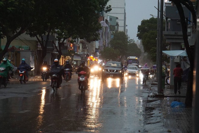 Mưa lớn, người Sài Gòn bật đèn xe chạy giữa ban ngày - Ảnh 2.