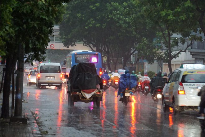 Mưa lớn, người Sài Gòn bật đèn xe chạy giữa ban ngày - Ảnh 6.