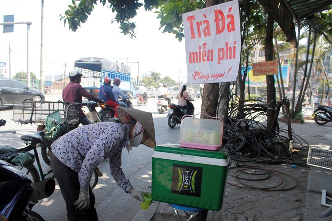 Ấm áp với hộp đựng tiền lẻ Nếu bạn khó khăn hãy lấy 3 tờ ở TP Hồ Chí Minh - Ảnh 7.