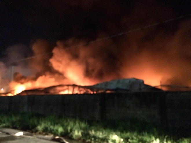 Đang cháy lớn tại công ty rộng 1.500 m2 ở Sài Gòn - Ảnh 1.