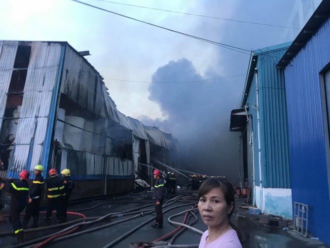 Đang cháy lớn tại công ty rộng 1.500 m2 ở Sài Gòn - Ảnh 3.