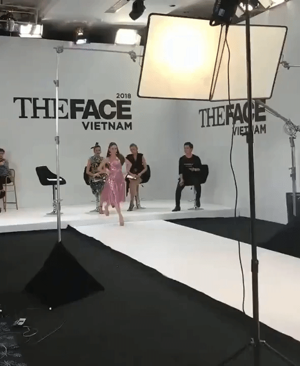 Minh Hằng bất ngờ trổ tài catwalk lần đầu tiên tại The Face 2018 - Ảnh 2.