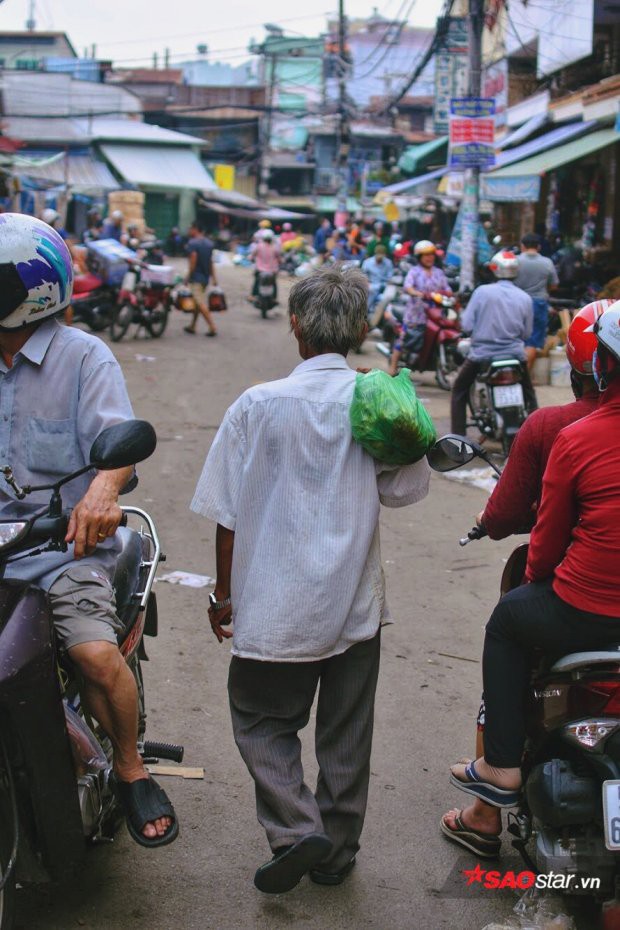 Phía sau bức ảnh ông cụ khóc trong mưa là câu chuyện về lão khờ 20 năm bán vé số ở Sài Gòn - Ảnh 11.