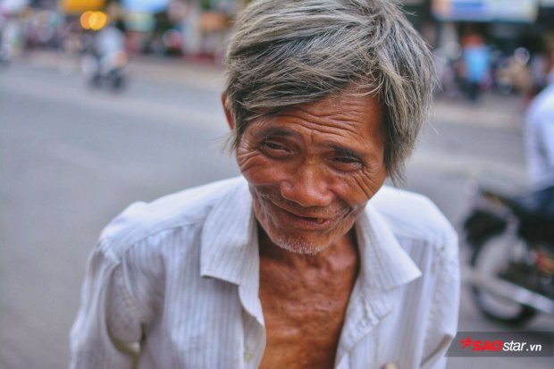 Phía sau bức ảnh ông cụ khóc trong mưa là câu chuyện về lão khờ 20 năm bán vé số ở Sài Gòn - Ảnh 5.