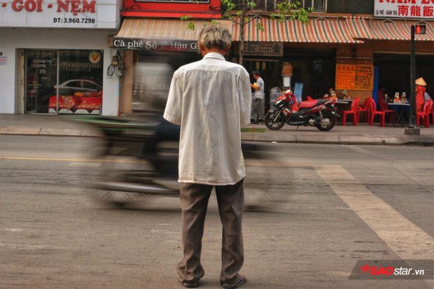 Phía sau bức ảnh ông cụ khóc trong mưa là câu chuyện về lão khờ 20 năm bán vé số ở Sài Gòn - Ảnh 10.