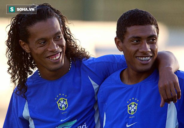 Lật kèo thôi chưa đủ, Ronaldinho còn khiến Man United nếm một trái đắng khác - Ảnh 1.