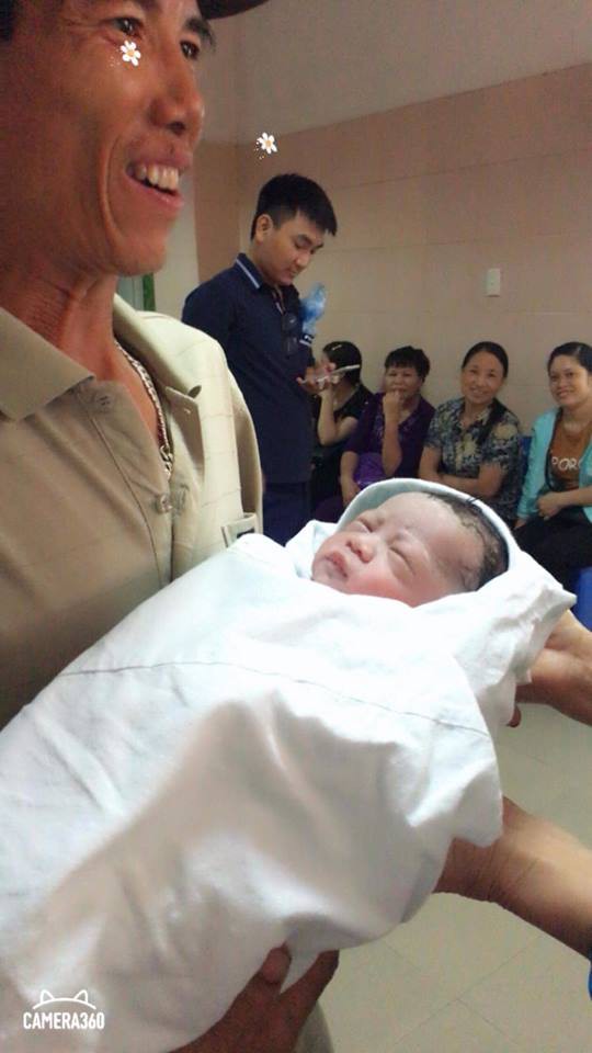 Gần 10 năm chờ đợi, ông bố 47 tuổi vừa bế con trai ra khỏi phòng mổ, cả nhà đã bật khóc - Ảnh 1.