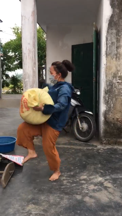  Chân trần bê bao thóc mấy chục cân đi phăm phăm trong ngày mùa, cô gái trẻ khiến cộng đồng mạng thi nhau xin info  - Ảnh 3.