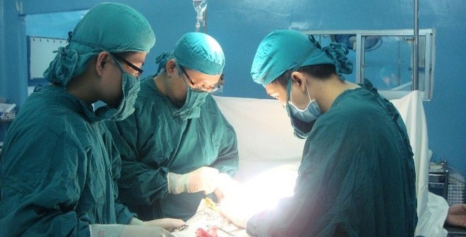 Bác sĩ Việt tại Lào hội chẩn xuyên quốc gia, cứu người đàn ông hoại tử bộ phận sinh dục - Ảnh 2.