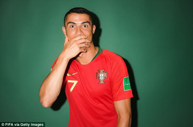 Vừa tới Nga, Ronaldo đã bị lôi vào studio chụp ảnh - Ảnh 1.
