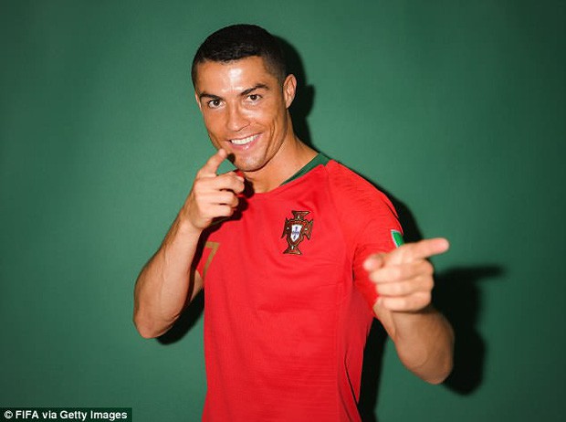 Vừa tới Nga, Ronaldo đã bị lôi vào studio chụp ảnh - Ảnh 2.
