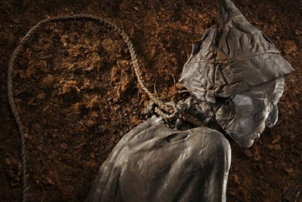 Tollund Man - Bí ẩn xác ướp 2.400 năm tuổi vẫn mỉm cười dù bị treo cổ đến chết - Ảnh 3.