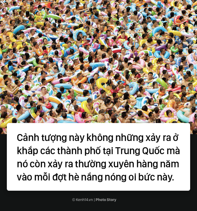 Đến hẹn lại lên: Vừa vào hè, bể bơi ở Trung Quốc đã đông tới mức phải gạt người ra để nhìn thấy nước - Ảnh 6.