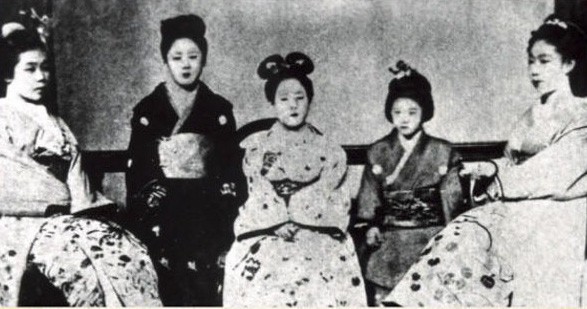 Cuộc đời người phụ nữ Nhật Bản đầu tiên có bằng đại học: Bị gia đình từ bỏ, cuối cùng còn chết trong cô đơn - Ảnh 4.