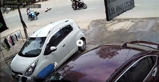 Đồng Nai: Đang điều khiển xe máy, cô gái bị 2 tên cướp táo tợn giật túi, kéo lê hàng chục mét giữa đường - Ảnh 2.