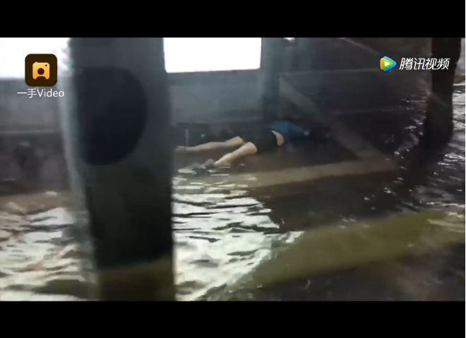 Trung Quốc: Mưa bão lớn khiến 4 người bị điện giật chết trên đường phố Quảng Đông - Ảnh 2.